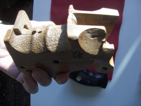 Hola a todos:  Cambiaría las cachas que pongo en las imágenes por el contrapeso original del arma. También 32