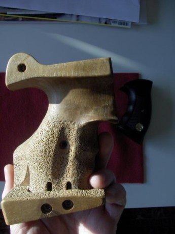 Hola a todos:  Cambiaría las cachas que pongo en las imágenes por el contrapeso original del arma. También 30