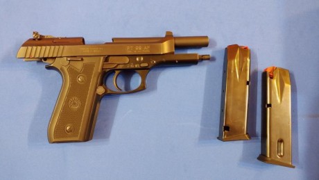 Vendo pistola Taurus PT-99, calibre 9mm, en muy buen estado, con dos cargadores. Incluyo funda.
La pistola 01