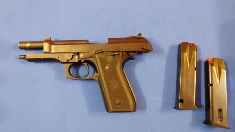 Vendo pistola Taurus PT-99, calibre 9mm, en muy buen estado, con dos cargadores. Incluyo funda.
La pistola 00
