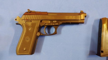 Vendo pistola Taurus PT-99, calibre 9mm, en muy buen estado, con dos cargadores. Incluyo funda.
La pistola 11