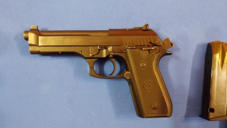 Vendo pistola Taurus PT-99, calibre 9mm, en muy buen estado, con dos cargadores. Incluyo funda.
La pistola 10