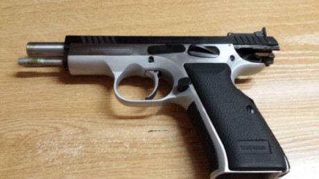 HOLA  VENDO PISTOLA DEL 9 MMP MARCA TANFOGLI MODELO ULTRA MATCH
CON DOS CARGADORES Y SU MALETIN 
PRECIO 02