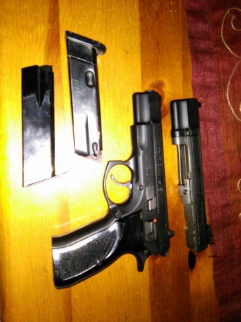 Hola amigos! ya que se muestran tantas armas buenas creo que a los propietarios de una cz 75 se nos tendría 120