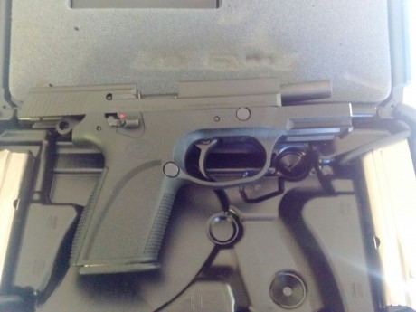 ----- VENDIDA -----

Se vende pistola compacta 9 mm pb,muy buen estado,3 cargadores de 15,caja original,un 02