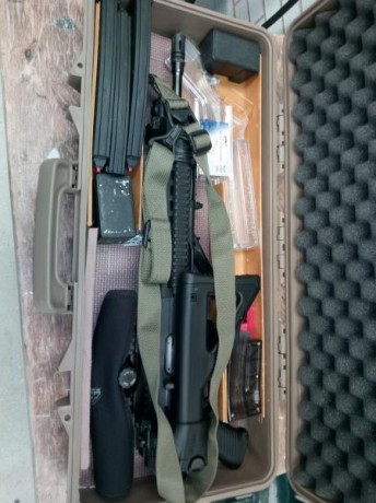 Por falta de uso vendería SIG 522, con sus accesorios.

Tiene montado un quad rail, y también tiene el 20