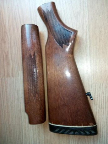 Culata y guardamos de Mossberg 500, en madera.
Algunas pequeñas  marcas del trajín del armero.
Lleva su 01