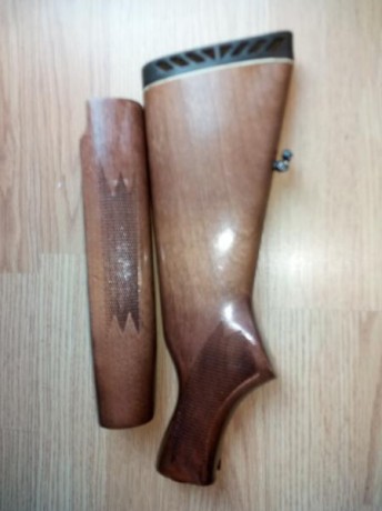 Culata y guardamos de Mossberg 500, en madera.
Algunas pequeñas  marcas del trajín del armero.
Lleva su 00