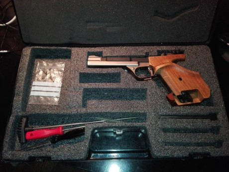 Vendo pistola cal. 22 Feinwerkbau AW 93, por cese en la práctica del tiro deportivo.

Se trata de una 02