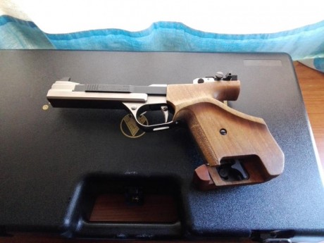 Vendo pistola cal. 22 Feinwerkbau AW 93, por cese en la práctica del tiro deportivo.

Se trata de una 01