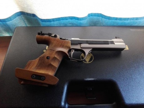 Vendo pistola cal. 22 Feinwerkbau AW 93, por cese en la práctica del tiro deportivo.

Se trata de una 00