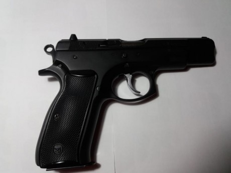 Vendo pistola CZ 75 B en perfecto estado con no mas de cien disparos y dos cardadores MEC-GAR sin estrenar 01