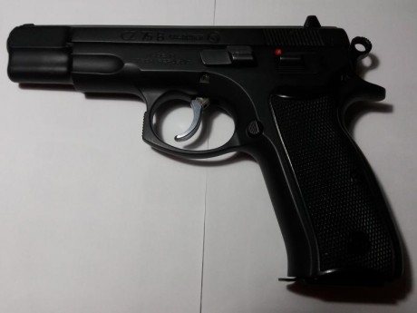 Vendo pistola CZ 75 B en perfecto estado con no mas de cien disparos y dos cardadores MEC-GAR sin estrenar 00