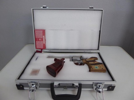 - Revolver 6"
- 357 MAGNUM /38SPL
- Empuñadura normal en madera
- Empuñadura anatómica M
- Maletín 02