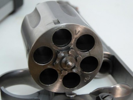 - Revolver 6"
- 357 MAGNUM /38SPL
- Empuñadura normal en madera
- Empuñadura anatómica M
- Maletín 01