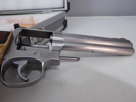- Revolver 6"
- 357 MAGNUM /38SPL
- Empuñadura normal en madera
- Empuñadura anatómica M
- Maletín 00