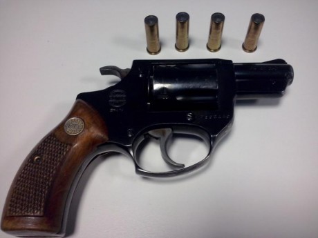 Vendo revólver Astra de dos pulgadas y calibre 38 mm. por no usar, muy cuidado, al ser segunda arma casi 00