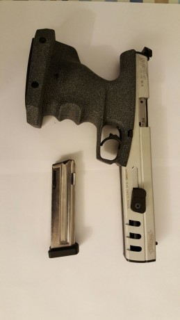 Estimados compañeros del foro,

Vendo una Walther SP22 modelo M4 del calibre .22LR, es una pistola ideal 00