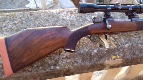 Se vende rifle marca Vom Hofe en calibre 5,6x61 Super Expres Vom Hofe.  Tiene un cerrojo tipo mauser 98, 02