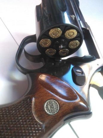 Hola compañeros.
Tengo un amigo que me ha encargado le anuncie unas armas que desea vender.
La que expongo 00