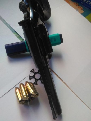 Hola compañeros.
Tengo un amigo que me ha encargado le anuncie unas armas que desea vender.
La que expongo 12