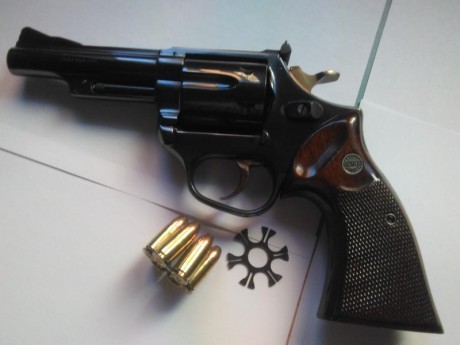 Hola compañeros.
Tengo un amigo que me ha encargado le anuncie unas armas que desea vender.
La que expongo 10