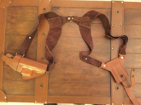 Vendo funda sobaquera de cuero, prácticamente nueva, para armas tipo 1911, cz 75B etc.... con compartimento 01