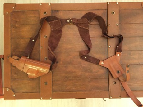 Vendo funda sobaquera de cuero, prácticamente nueva, para armas tipo 1911, cz 75B etc.... con compartimento 00