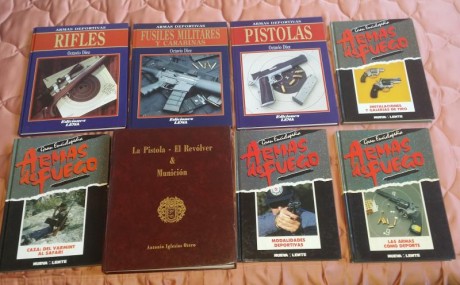 Vendo estos libros, comprando tres o mas gastos envio gratis, contesto por privado
Beretta history  color 00