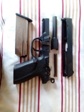----- VENDIDA -----

Se vende pistola compacta 9 mm pb,muy buen estado,3 cargadores de 15,caja original,un 81