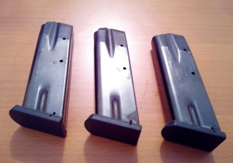 Buenas. Vendo varios cargadores de 9 mm parabellum desconocidos. No se los modelos a los que pertenecen. 01