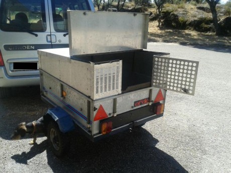 Se vende remolque para perros, caza, leña, etc. Tiene cerradura con llave.
Perfecto estado.
Precio: 300 01