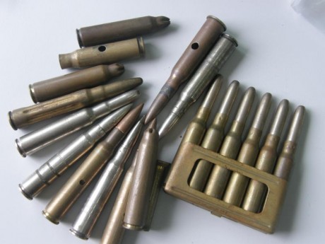 Vendo peine para el fusil italiano Carcano.
Ya veis que está en un estado bastante bueno.
Precio 12€. 01