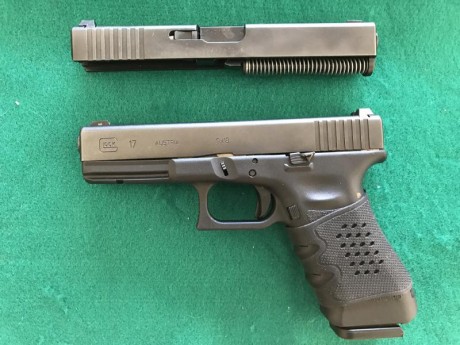 Vendo Glock 17 3ª gen y corredera de Glock 22, ambas con tres cargadores.

Precio 650 €.

El arma esta 00