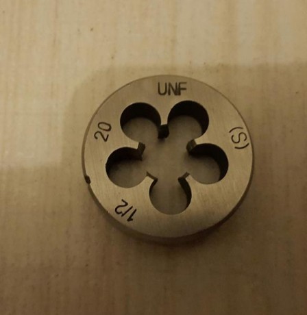 Vendo terraja 1/2 UNF de 20 hilos sin usar. La compre para hacerle rosca a una carabina de muelle y al 00