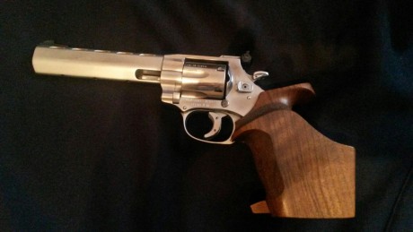 Hola a todos, pongo a la venta un revólver Weihrauch Calibre 38. Monta cachas Nilh. Tiene poco uso y soy 00