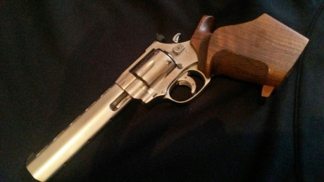 Hola a todos, pongo a la venta un revólver Weihrauch Calibre 38. Monta cachas Nilh. Tiene poco uso y soy 00