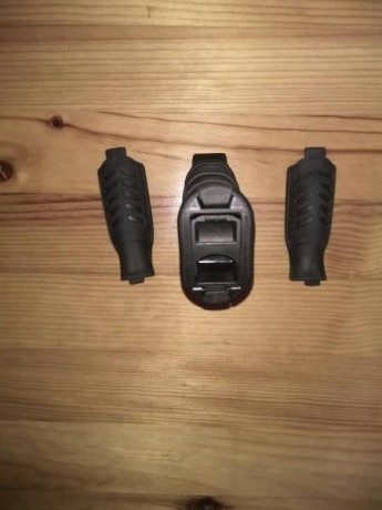 Hola. Vendo grip, para VZ58 en 7.62x39, no vale, salvo ajuste del anclaje metálico del arma, para el VZ58 01