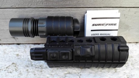 Es una linterna Sure Fire, de Xenon, integrada en un handguard medida carbine para M4.
En perfecto estado 01