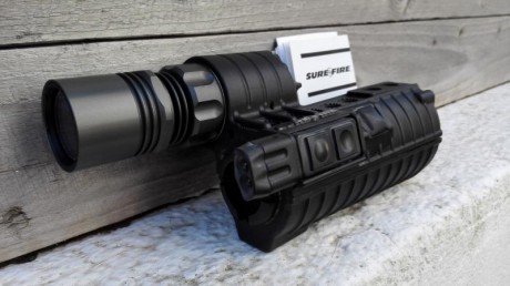 Es una linterna Sure Fire, de Xenon, integrada en un handguard medida carbine para M4.
En perfecto estado 00