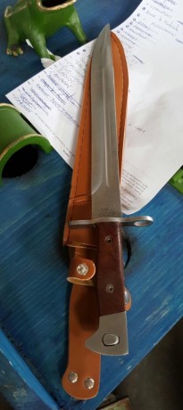 Hola a todos

El caso es que me han ofrecido esta bayoneta que me dicen que es rusa....
Soy un auténtico 00