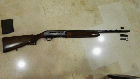 Escopeta semiautomatica en perfecto estado. No tiene ningún fallo de pavonado ni ningún arañón en la madera. 02