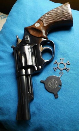 Un amigo vende su revolver astra 357, calibre 9mm parabellum en perfecto estado, no es de tambor extraible 00