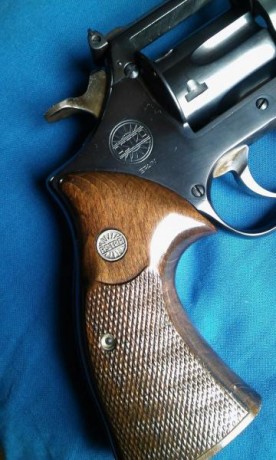 Un amigo vende su revolver astra 357, calibre 9mm parabellum en perfecto estado, no es de tambor extraible 11