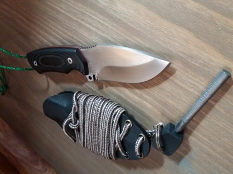 Hola, vendo este estupendo y conocido cuchillo Boina Verde Mini en acero Bolher N-695 con su funda Kydex, 02