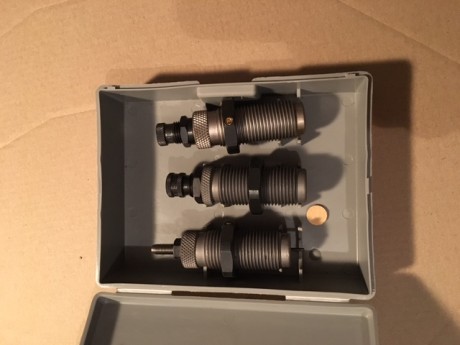 De RCBS, en la caja pone 3-Die Carb TC Set .38 Colt SA
Recargue 4 veces el .38 SA, de Tungsteno y están 00