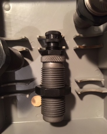 De RCBS, en la caja pone 3-Die Carb TC Set .38 Colt SA
Recargue 4 veces el .38 SA, de Tungsteno y están 12