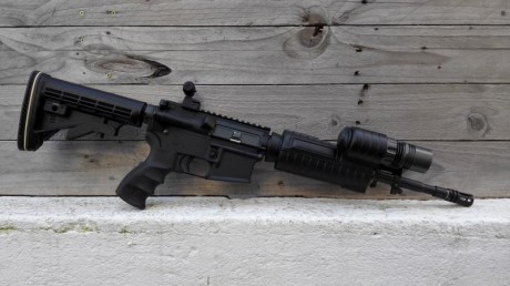 Es una linterna Sure Fire, de Xenon, integrada en un handguard medida carbine para M4.
En perfecto estado 41