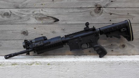 Es una linterna Sure Fire, de Xenon, integrada en un handguard medida carbine para M4.
En perfecto estado 40