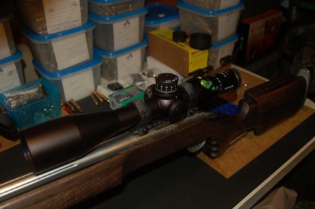  RETÍCULA EN PRIMER PLANO FOCAL ILUMINADA 
 LAS MEDICIONES DE DISTANCIA CON LA RETICULA SE HACEN EN CUALQUIER 12